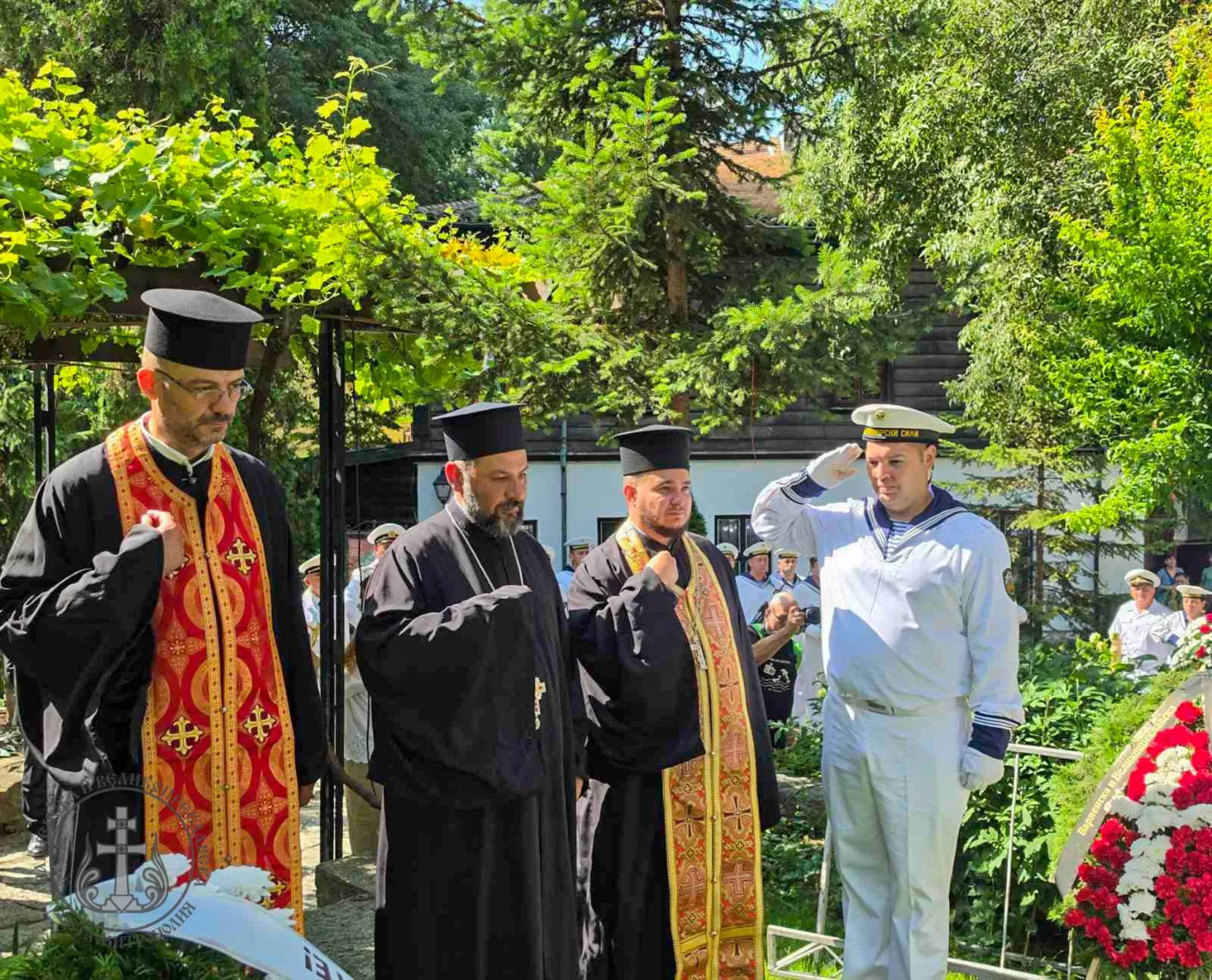 С молебен, заупокойна молитва и ритуал по полагане на венци и цветя Варна отбеляза 148 години от Освобождението си - 01.jpg